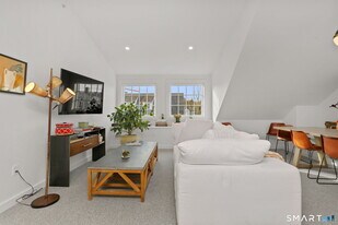 140 Rowayton Ave in Norwalk, CT - Building Photo