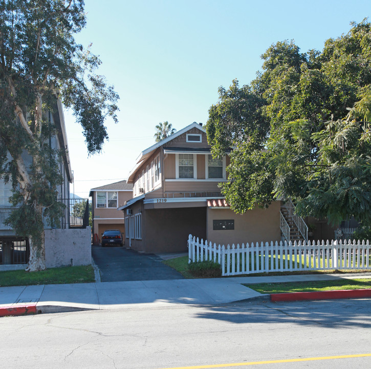 1219 S Lake St in Burbank, CA - Building Photo