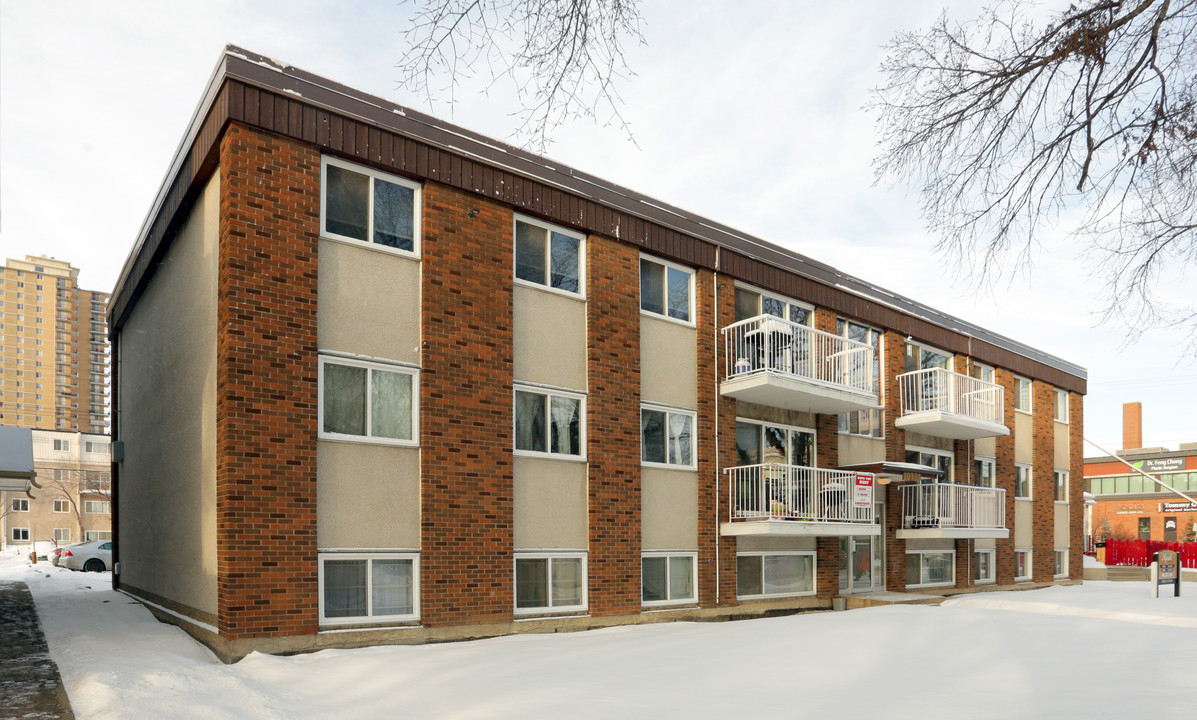 Nipak Manor in Edmonton, AB - Building Photo