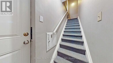 255 Lakeshore Rd E in Mississauga, ON - Building Photo - Building Photo