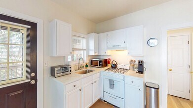 17 Albany St, Unit 1 in Quincy, MA - Building Photo - Building Photo