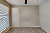 16919 Cairnloch St photo'