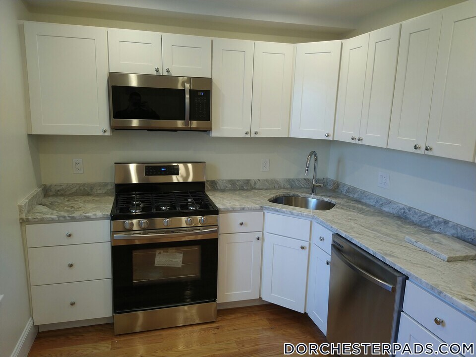 127 Shirley St in Boston, MA - Building Photo