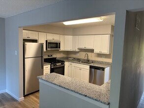 2356 Hidden Meadow Ln in Ballwin, MO - Foto de edificio - Building Photo
