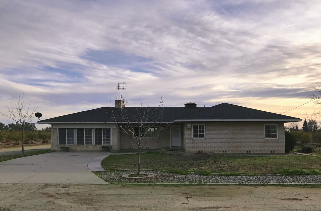 7757 E Olive Ave in Fresno, CA - Building Photo