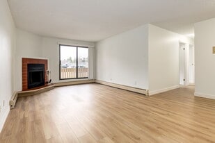 Woodlands Manor in Calgary, AB - Building Photo