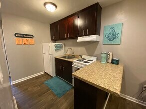 Suites on 6th in Tallahassee, FL - Foto de edificio - Building Photo