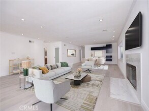 21555 Mulholland Dr in Los Angeles, CA - Building Photo - Building Photo