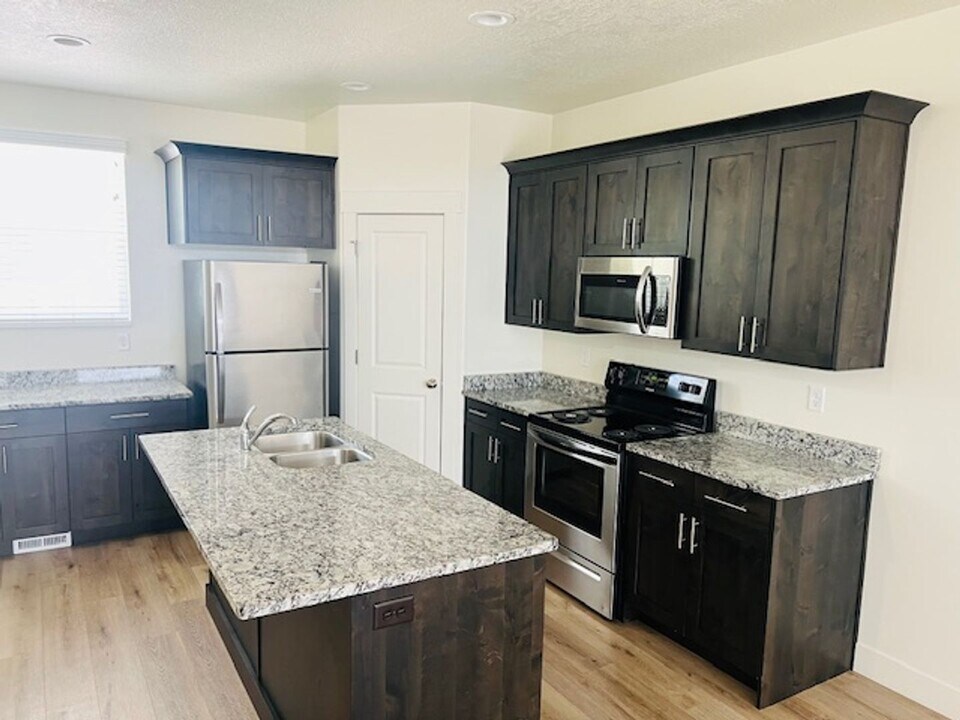 1615 S 2000 W in Syracuse, UT - Building Photo