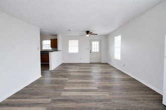 304 Moutray Ave in Wharton, TX - Building Photo - Building Photo