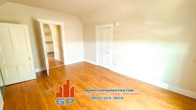 386 N Main St, Unit 3 in Barre, VT - Foto de edificio - Building Photo