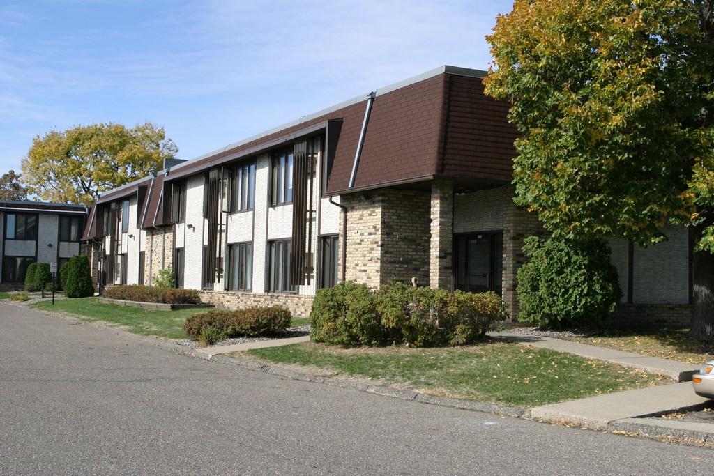 Cedar Court Apartments in Bloomington, MN - Building Photo