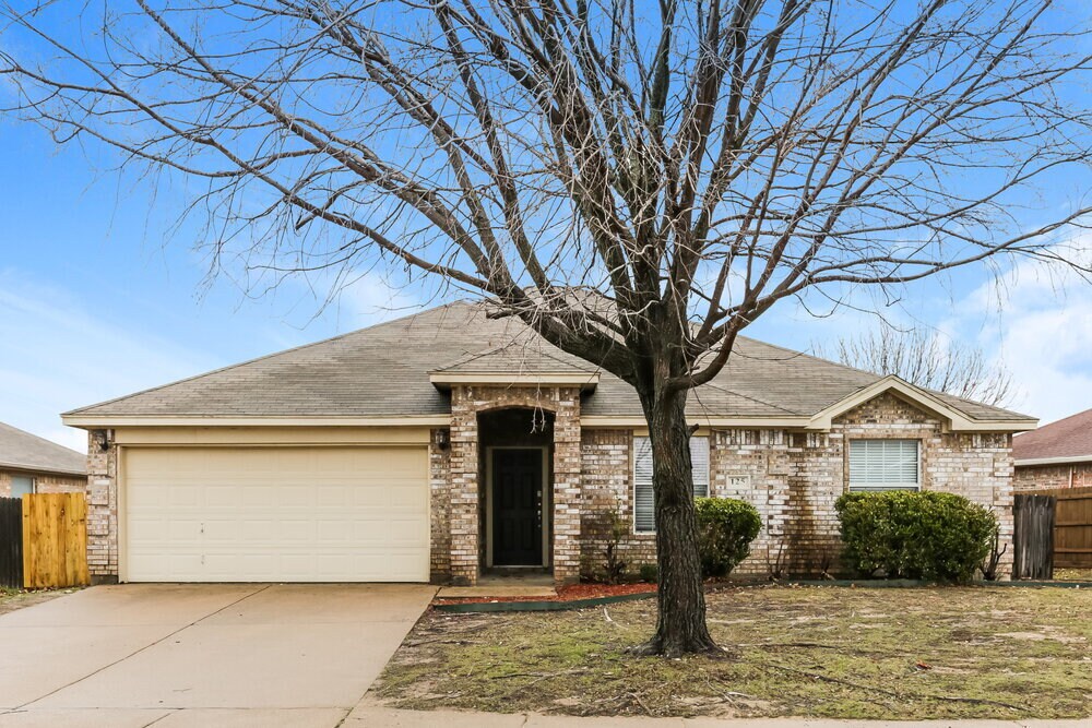 125 Adams Dr in Crowley, TX - Foto de edificio