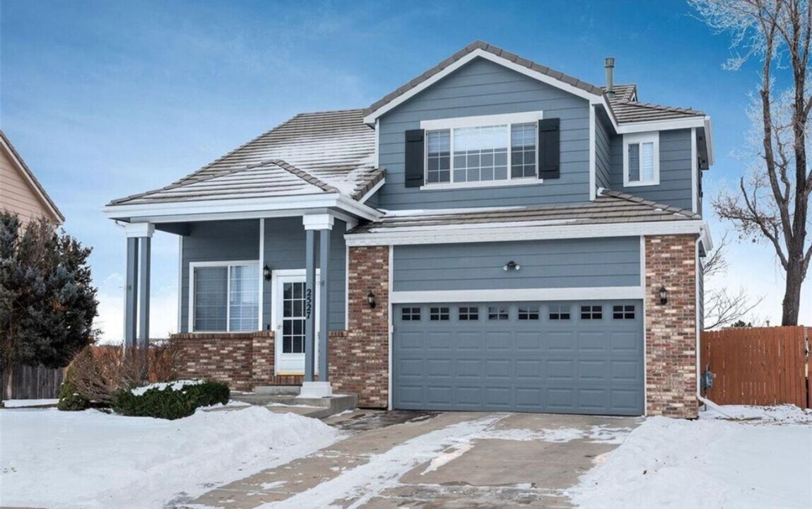 2527 S Andes Cir in Aurora, CO - Foto de edificio