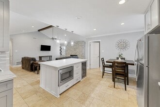 10719 Del Monte Dr in Houston, TX - Building Photo - Building Photo