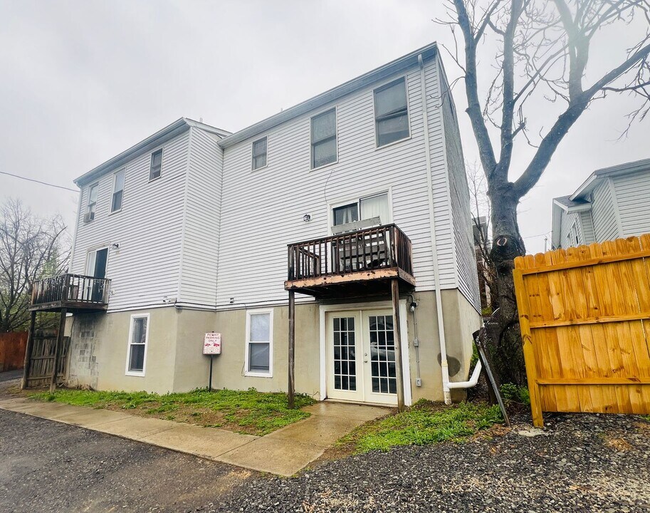 1107-1111 Burns St in Morgantown, WV - Building Photo