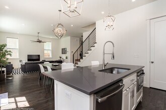 306 NW H St in Bentonville, AR - Foto de edificio - Building Photo