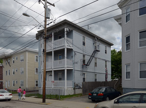 244 Cowden St in Central Falls, RI - Foto de edificio - Building Photo