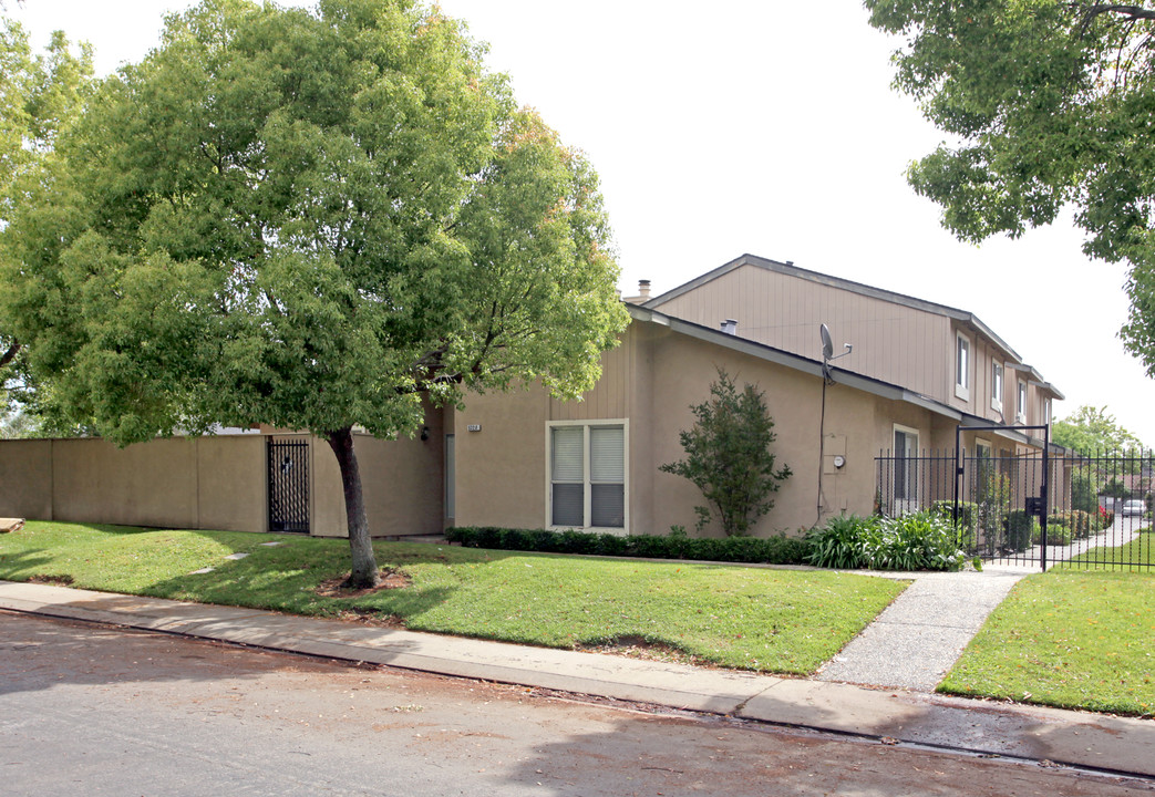 The Villas at Creekside in Modesto, CA - Building Photo