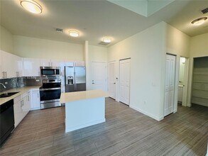 1776 Polk St, Unit 817 in Hollywood, FL - Building Photo - Building Photo