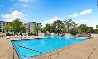 9098 W Terrace Dr, Unit 5L in Niles, IL - Building Photo