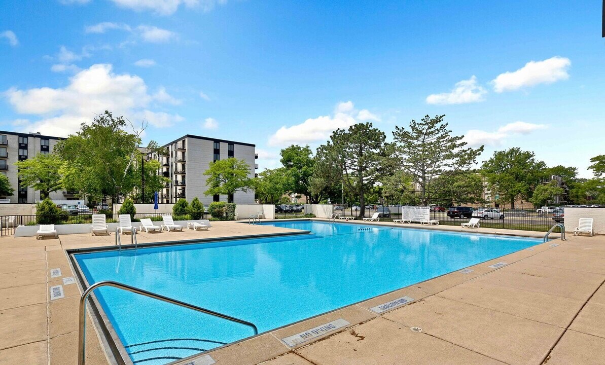 9098 W Terrace Dr, Unit 5L in Niles, IL - Building Photo