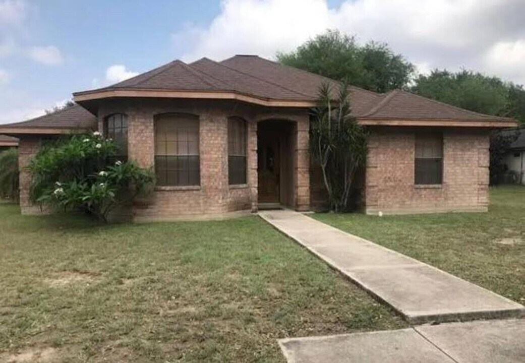 1305 James Cir in Pharr, TX - Building Photo