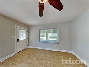 1362 Admiral Woodson Ln in Clearwater, FL - Building Photo - Building Photo