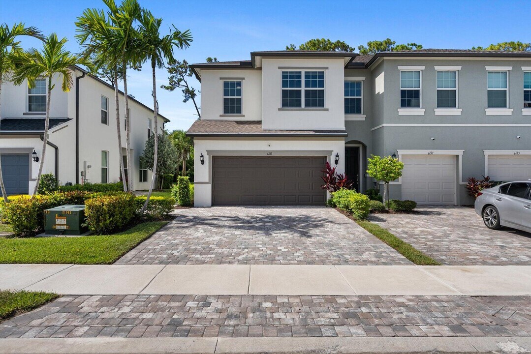 6161 Rancho Ln in Greenacres, FL - Building Photo