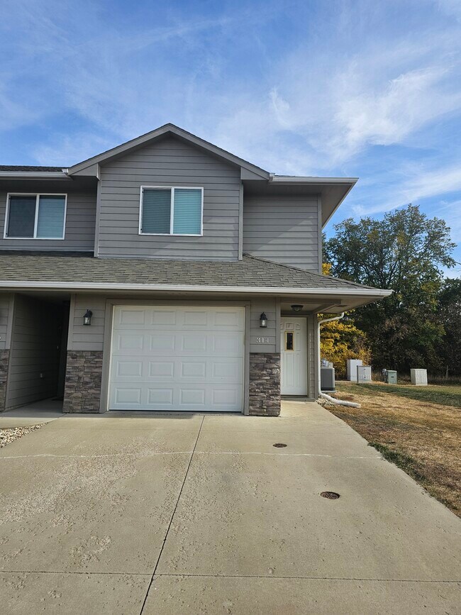 1411 Kayla Pl in Harrisburg, SD - Building Photo - Building Photo
