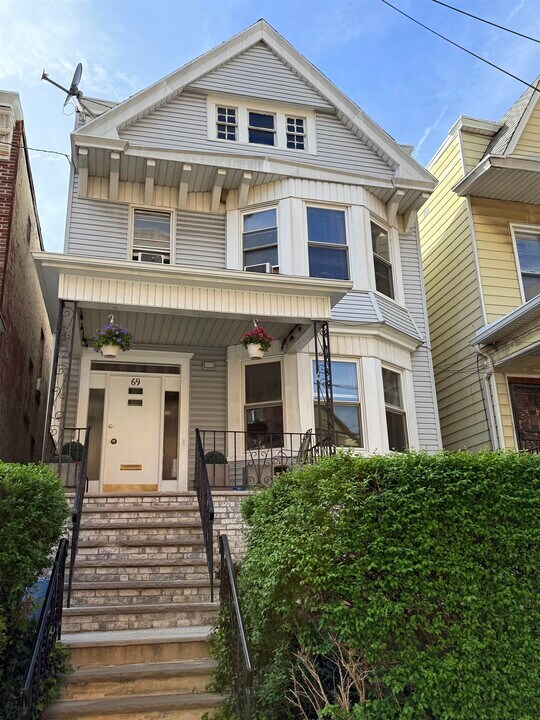 69 Van Reypen St in Jersey City, NJ - Building Photo