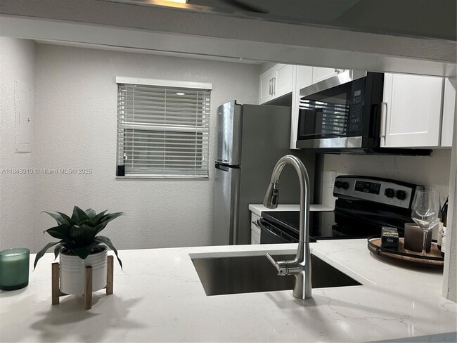 9450 Poinciana Pl in Davie, FL - Foto de edificio - Building Photo