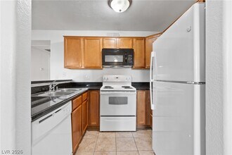 9325 W Desert Inn Rd in Las Vegas, NV - Building Photo - Building Photo