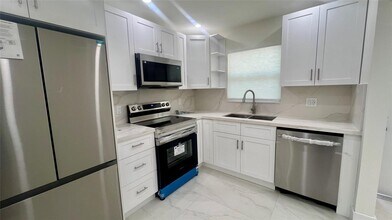 2801 N 34th Ave in Hollywood, FL - Building Photo - Building Photo