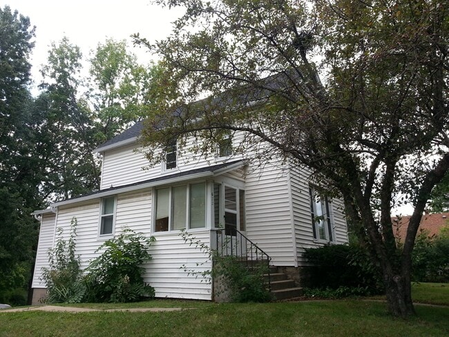 622 W 18th St in Cedar Falls, IA - Building Photo - Building Photo