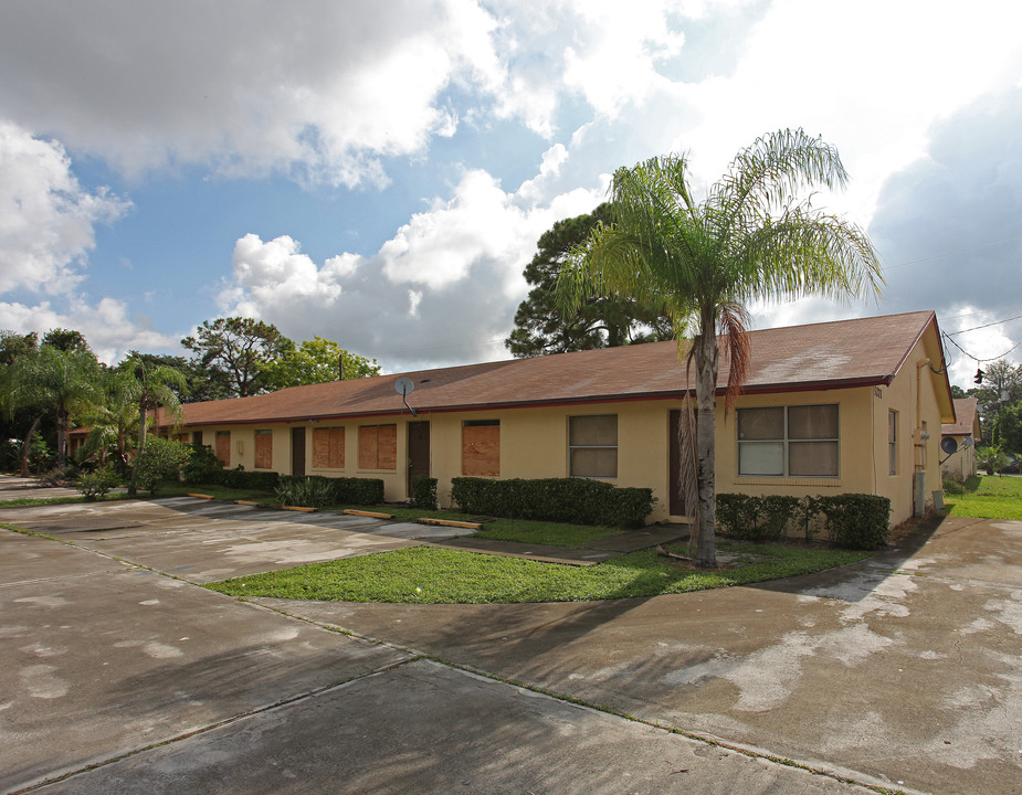 Phoenix Place Apartments in West Palm Beach, FL - Foto de edificio