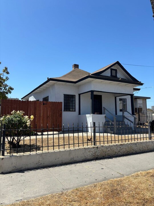 1028 E 10th St in Long Beach, CA - Building Photo