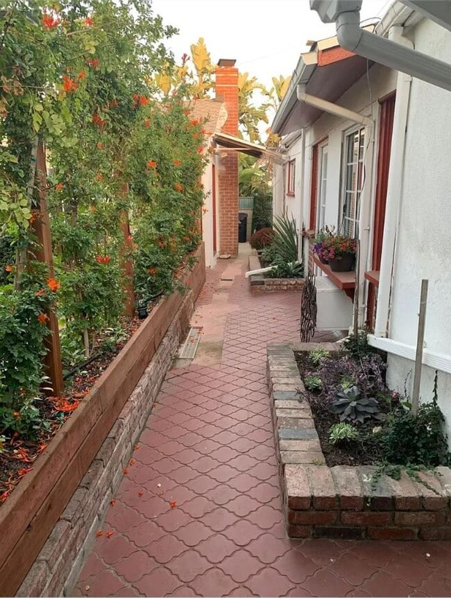 property at 5910 Edgemar Ave