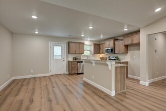 1242 Sheila Ann Dr in Carthage, MO - Foto de edificio - Building Photo