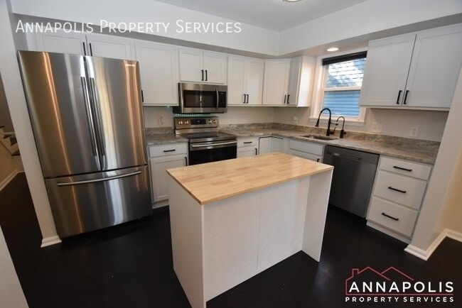 114 Oakwood Rd in Edgewater, MD - Building Photo - Building Photo