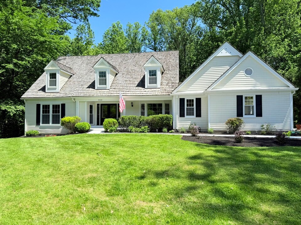 9248 Wood Glade Dr in Great Falls, VA - Building Photo