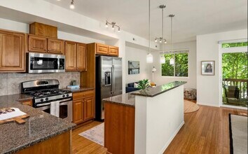 1059 156th Ave NE in Bellevue, WA - Foto de edificio - Building Photo