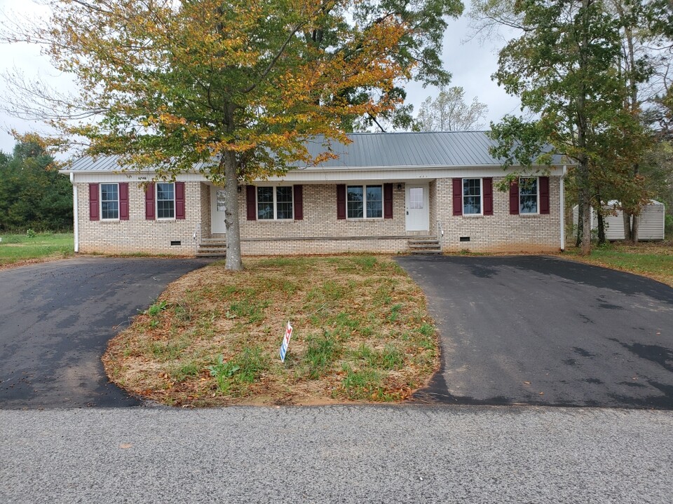 1483 Peregrine Dr in Claremont, NC - Building Photo