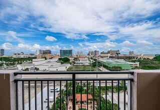 616 Clearwater Park Rd in West Palm Beach, FL - Foto de edificio - Building Photo