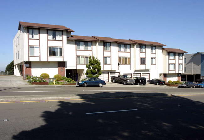 550 Clarinada Ave in Daly City, CA - Foto de edificio - Building Photo