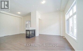 1174 Plymouth Dr in Oshawa, ON - Building Photo - Building Photo
