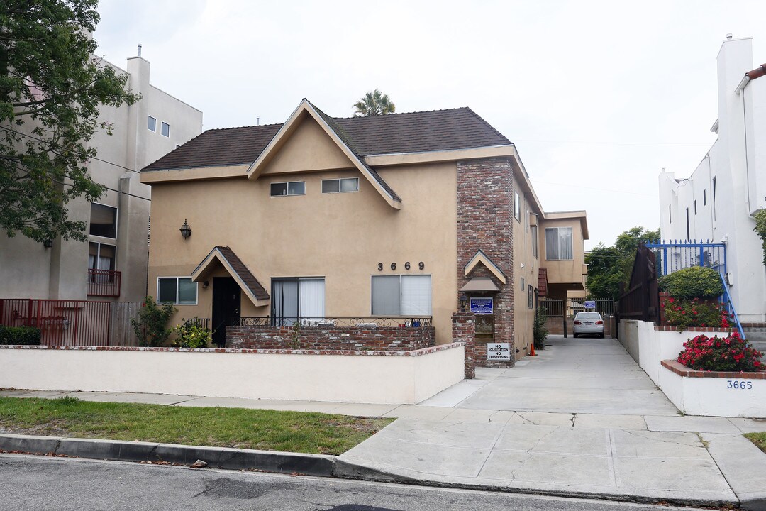 3669 Empire Dr in Los Angeles, CA - Building Photo