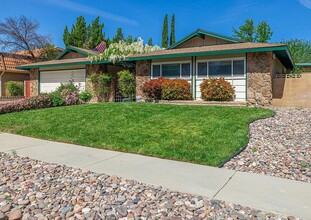 43939 Galion Ave in Lancaster, CA - Foto de edificio - Building Photo