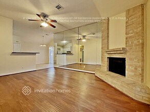 9167 Golden Sunshine Dr in Houston, TX - Foto de edificio - Building Photo