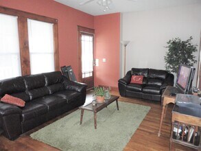 923 E Hillcrest Dr, Unit 2 in Johnson City, TN - Foto de edificio - Building Photo